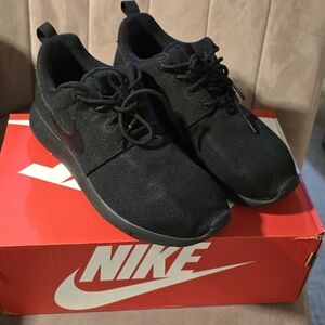 Nike Roshe Black Sneakers